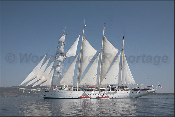 Star Clipper: made in 1992, length 108 m, 2298 t, draft 1.5 m, sail area 1,080 m2, 67 m mast, crew 72 people, 170 passengers