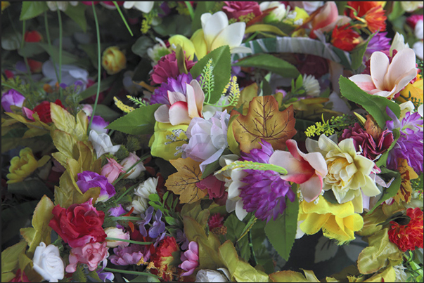Punanga Nui market, stall of synthetic flower, strange image to saw the amount of natural flowers on the island
