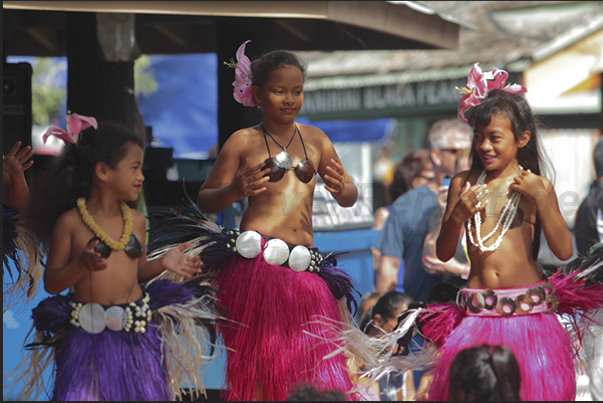 Punanga Nui market, it is also time to party with performances of traditional music and dance performed in the square
