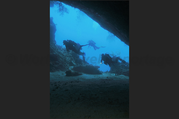 The caves of Sha ab Jbna Reef