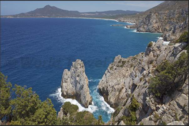 The rock called the Nest of the Eagle in Buggerru Bay and, on the horizon, Capo Pecora (Sheep Cape)
