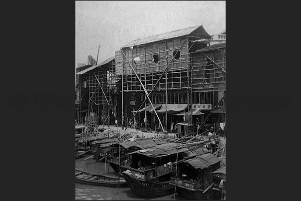 But Edmondo Bernacchi, was able to organize the journey of his dreams. Fishing boats in the port of Canton (Guangzhou)