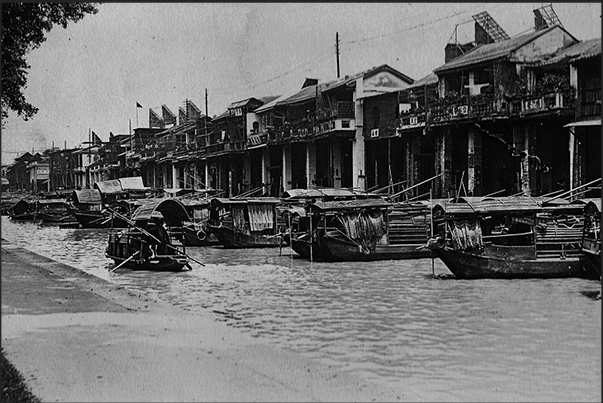 Canton (Guangzhou), Sampans (Traditional Chinese Boat), along the canal
