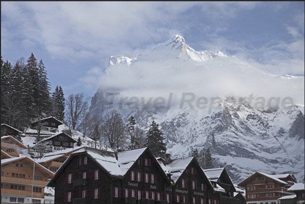 The houses of Grindelwald and, in the background, Mount Wetterhorm (3692 m)