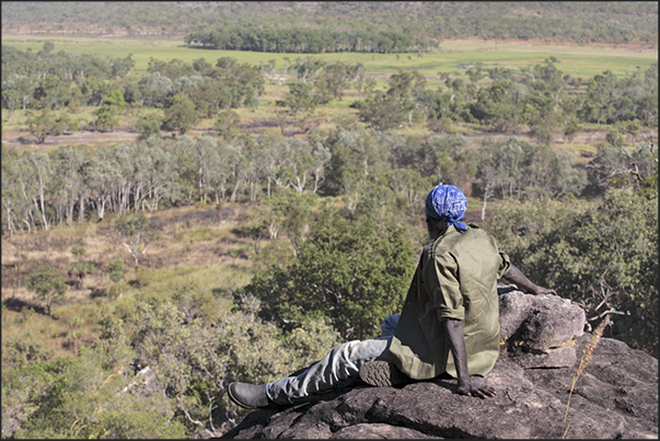 Gumbalanya, boundary of Kakadu N.P. and Arnhem Land Reserve. The guide observes the panorama from Injalak Hill