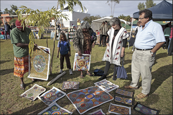 Alice Springs, the Todd Mall market. Aboriginal paintings