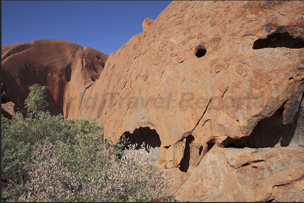 At the base of monolithe, there are several caves used by Aborigines as shelter, kitchen or to celebrate sacred rites