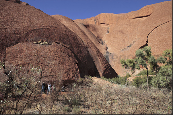 At the base of monolithe, there are caves used by Aborigines in different ways such as kitchen or to celebrate sacred rites