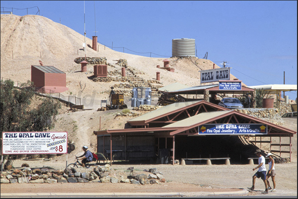 Coober Pedy. Houses, shops and the city life is underground, to shelter of the heat and the wind
