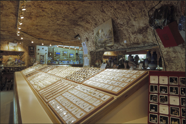 Coober Pedy. One of underground shops of jewels in the city that exposes stones opal