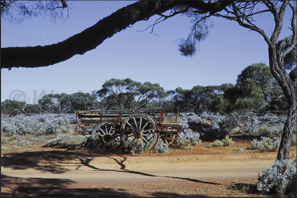 Leaving the Stuart Highway, begins the long red dirt track into the desert to reach the Great Gairdner Salt Lake