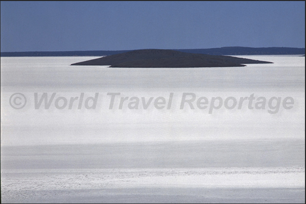 Lake Gairdner. An island in a sea of salt