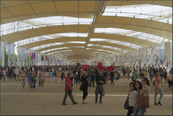 The Decumano, the main avenue of Expo
