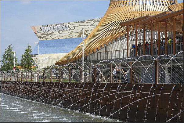 Water is a recurring theme in the Expo with fountains, small rivers and lakes
