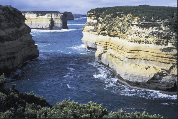 Great Ocean Road. The coast of 12 apostles. A path allows you to visit the hidden corners of these particular cliffs