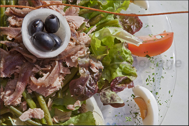 The salads with anchovies, tuna and eggs, are one of the typical dish of the lunch along the ski slopes