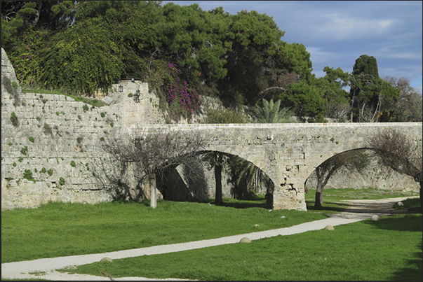 The medieval town of the Knights Hospitaller. The path of 2 km in the ditch below the walls