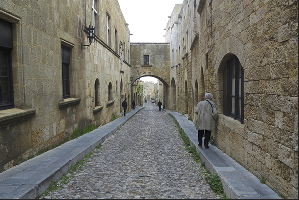The cobbled streets that characterize the narrow streets of the old town