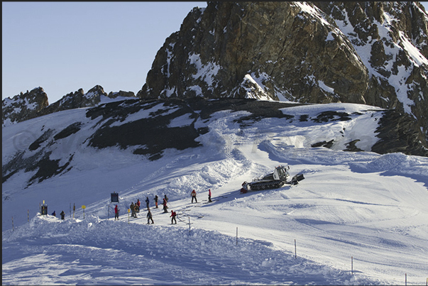 With the snowcat, the skiers are towed up to the Pic de la Grave, point of union between the glaciers of La Girose and Mantel