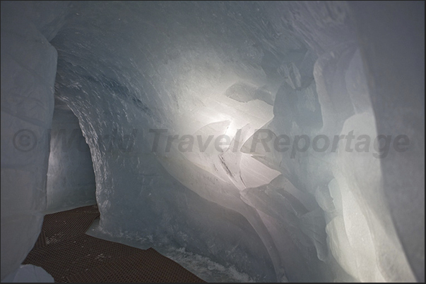 Inside the cave carved into the glacier, they were created several sculptures that lead the visitor on a journey in the ice age