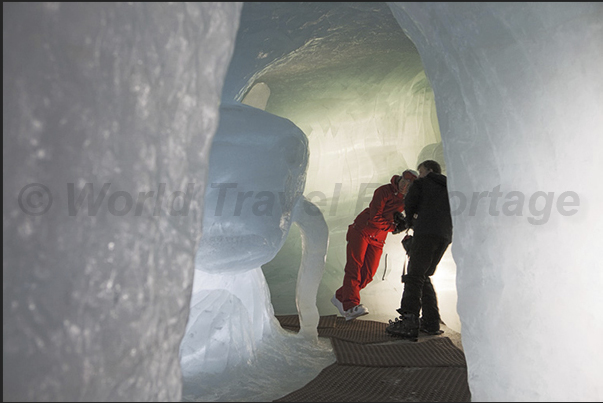 Inside the cave carved into the glacier, they were created several sculptures that lead the visitor on a journey in the ice age