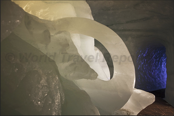Inside the cave carved into the glacier, they were created several sculptures as this mammoth