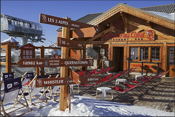 There are several restaurants on the ski slopes for a lunch stop