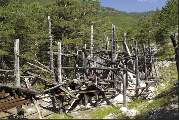 The ruins of the cable car, departure of the carts filled of minerals (1600 m)