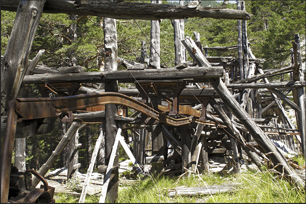 The ruins of the cable car, departure of the little carts filled of minerals