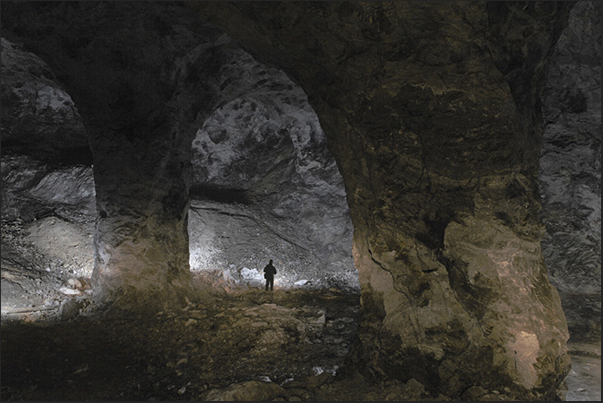 The large rock columns, carved by hand, inside the mine