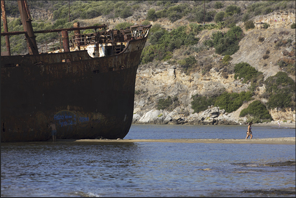 Wreck on the beach of Agios Konstantinos (Lakonikos Gulf)