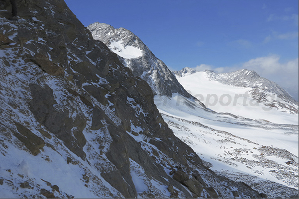 From the stony of glacier Hochjochferner (2800 m), begins the short climb to the Schwarze Wand (3170 m)