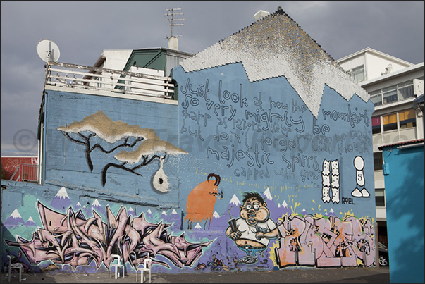 The walls of the houses of the city, are covered with murals by the most various subjects