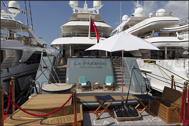 Details and sometimes curious environments, are observed on the stern of the exposed yachts
