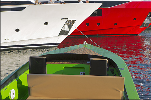 This year, new and very bright colors, decorating the large and small boats on display at Boat Show