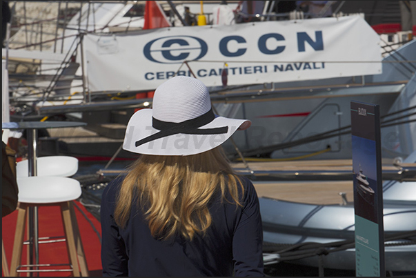 The only solution was the sun hat, used especially by the ladies visiting the boats on display along the quays of the Ports