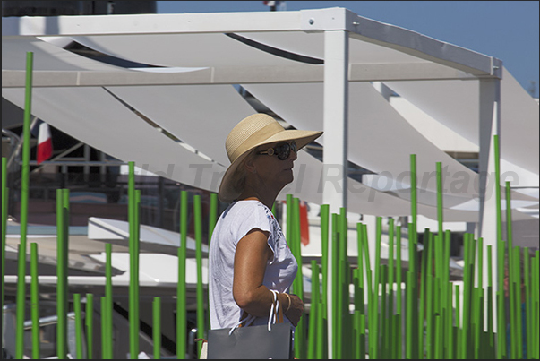 The only solution was the sun hat, used especially by the ladies visiting the boats on display along the quays of the Ports