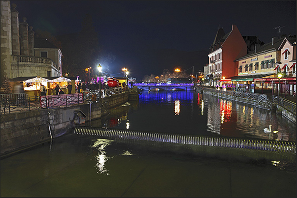 At Christmas, Annecy dresses with lights and colors and bridges and alleys of the old town, become Christmas markets