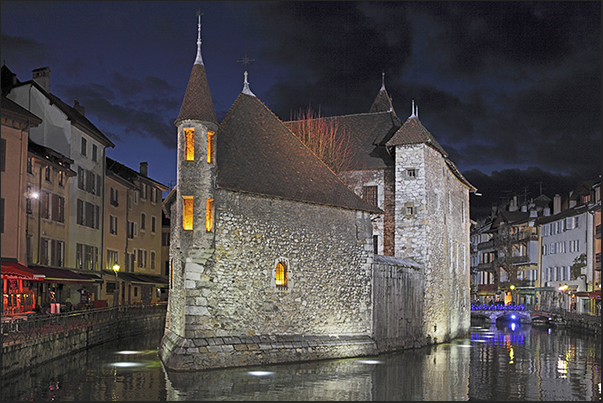 The boat-shaped building that separates the waters of theThiou canal