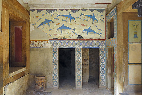 Knossos Temple. The Queen rooms decorated with dolphins