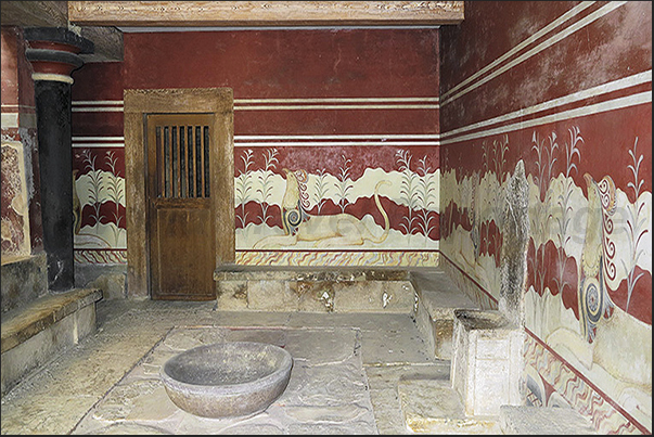 Knossos Temple. The throne room decorated with griffons