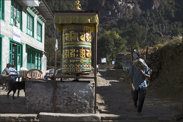 Leaving Lukla, you pass the village of Chheplung with the big Mani (prayer cylinder)