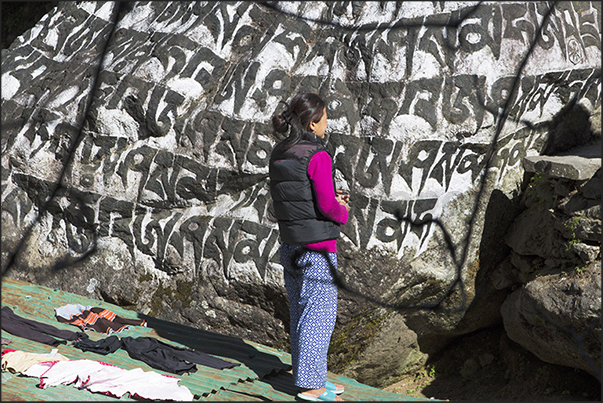 Chheplung (2660 m). In prayer in front of the stone prayers