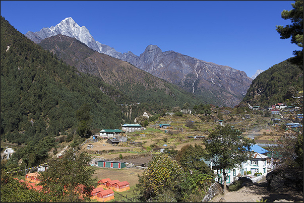 Village of Ghat-Nurning (2592 m) before Phakding. In the background, Mount Kongde (4250 m)