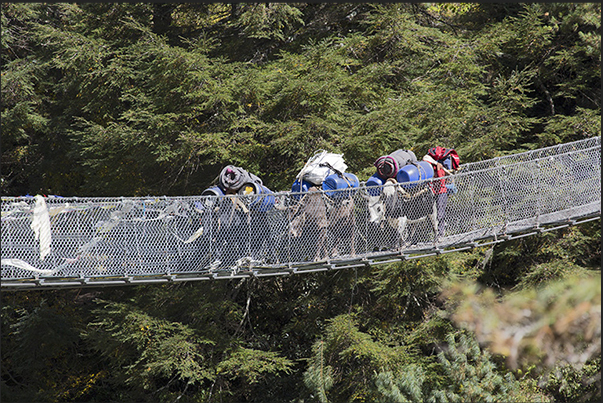 Jorsale (2740 m). Suspension bridge over the Dudh Kosi River