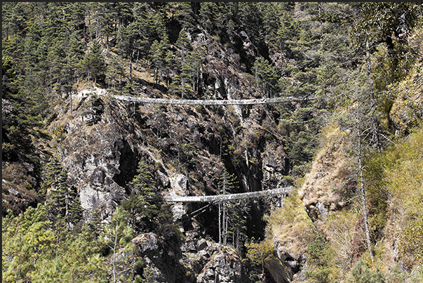 The two suspension bridges to Larja Dobhan at the confluence of the valleys of the rivers Bhote Koshi and Dudh Koshi