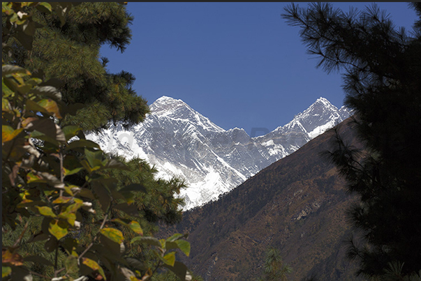 Viewpoint on the firsts 8000 m before arriving at Namche Bazaar. Everest 8848 m (left) and Lhotse 8516 (right)