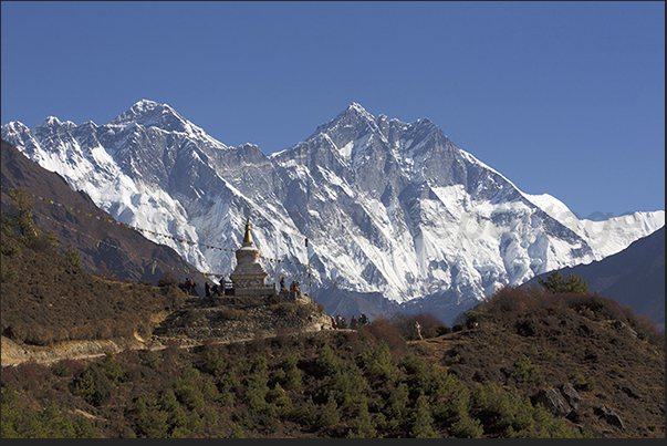 A stupa on the path to Tengboche. Horizon, Mount Lhotse 8516 m (right) and Mount Everest (8848 m)