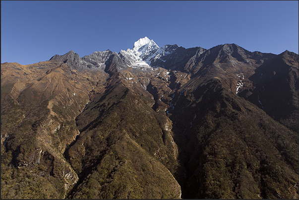 The rugged terrain of the valleys leading to the mountain Thamserku (6618 m)