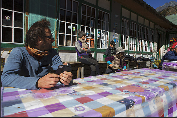Waiting for lunch in the village of Kyangjuma (3550 m)